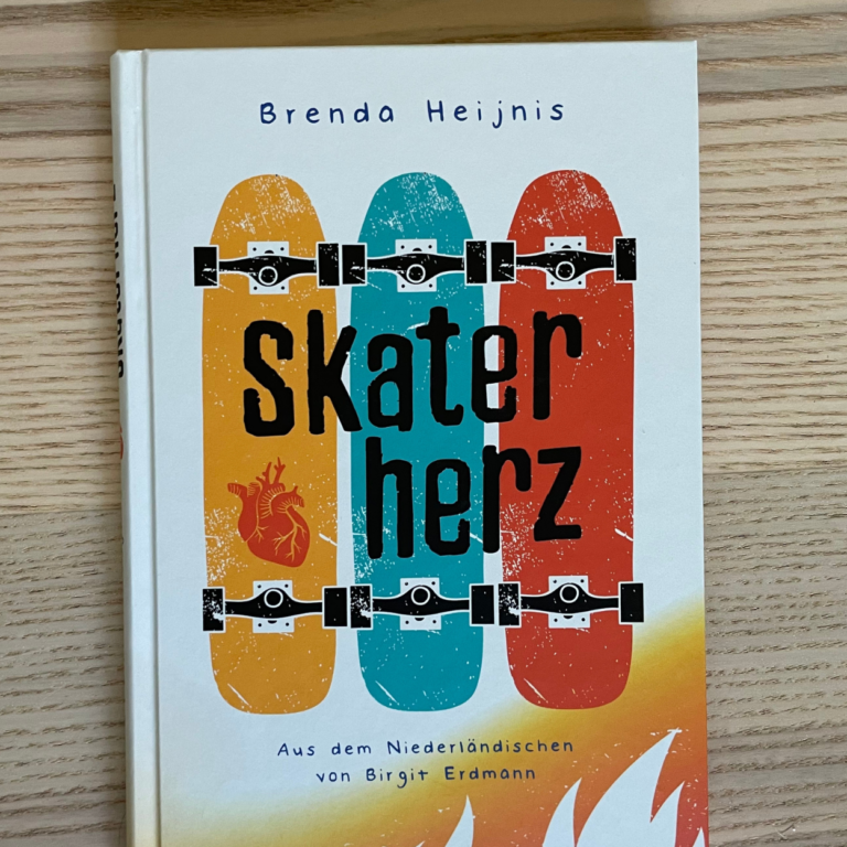 Das Buch "Skaterherz" liegt auf einem Holztisch.