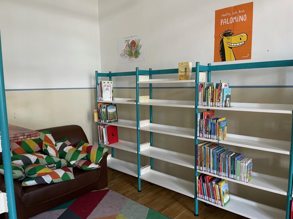 Regal mit Bilderbüchern für Kinder ab 3 und ab 5 Jahre, Märchenbüchern und Erzählungen und Romane für Kinder zwischen 6 und 8 Jahre