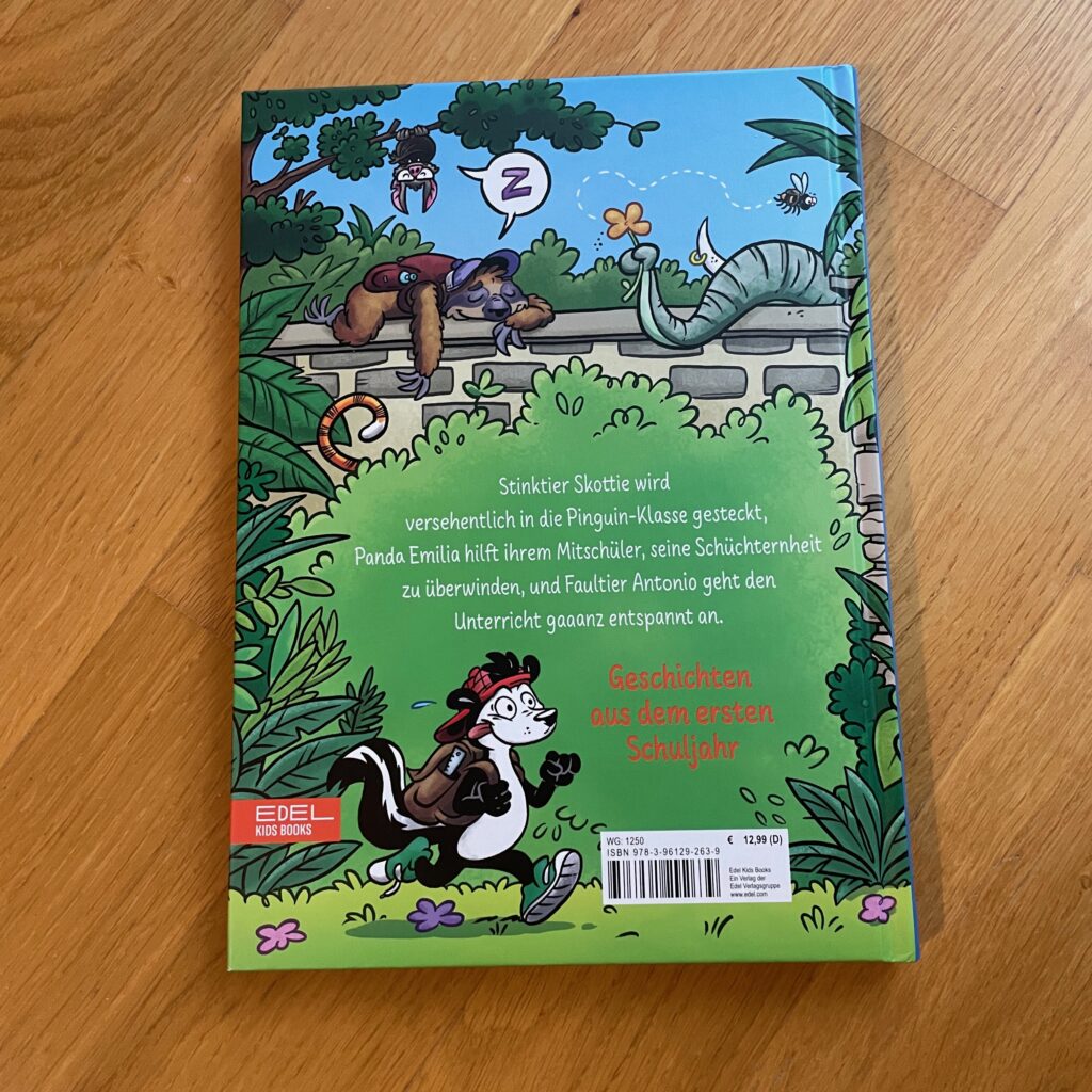 Die Rückseite vom Buch "Die höchstfamose Zoo-Schule" liegt auf einem Holzuntergrund.